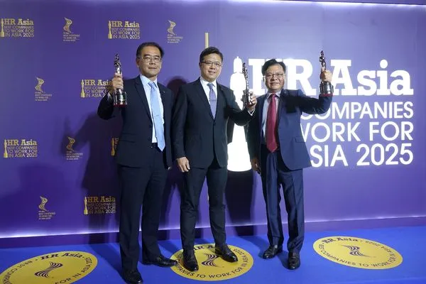 ▲左起裕民財務長張宗良副總、營運長黎錫榮、行政長陳長生副總在頒獎典禮上。（圖／裕民提供）