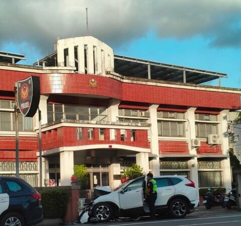 ▲自小客車疑似偏離車道，直接撞上市警善化分局海寮派出所圍牆，造成車頭與圍牆毀損。（翻攝自I`m佳里人）