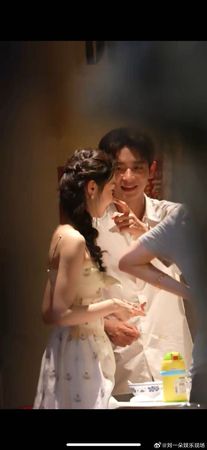 ▲▼狗仔爆宋軼與丞磊「互抹奶油」是炒作CP。（圖／翻攝自微博）