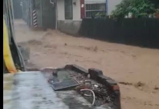 ▲社頭鄉一場強降雨道路全是滾滾泥流。（圖／翻攝自臉書／經典小鎮 社頭）