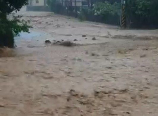 ▲社頭鄉一場強降雨道路全是滾滾泥流。（圖／翻攝自臉書／經典小鎮 社頭）