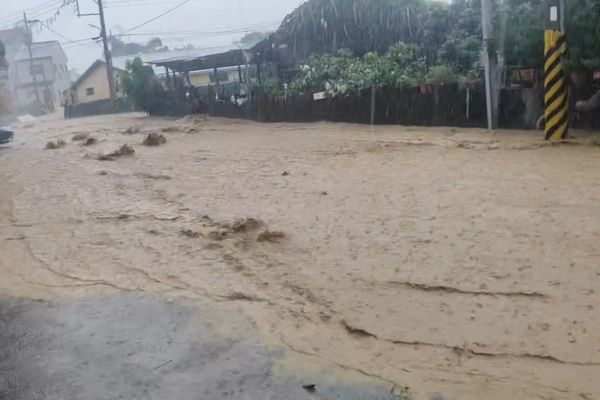 ▲社頭鄉一場強降雨道路全是滾滾泥流。（圖／翻攝自臉書／經典小鎮 社頭）