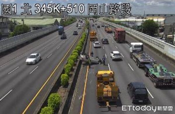 ▲▼國1北上路段轎車自撞護欄　「驚悚烏龜翻」畫面曝光。（圖／記者吳世龍翻攝）