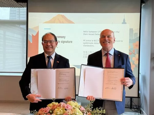 ▲▼我國駐加拿大代表曾厚仁大使及加國駐台北貿易辦事處（CTOT）代表倪傑民（Jim Nickel）於CTOT簽署台加「暗船偵知系統瞭解備忘錄」。（圖／外交部提供）