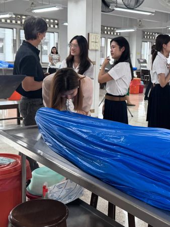 ▲▼擁有高學歷的泰星Jaja Primrata，完成奶奶遺願助捐遺體當大體老師。（圖／翻攝自IG）