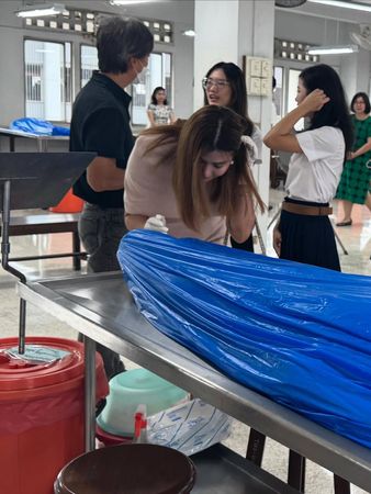 ▲▼擁有高學歷的泰星Jaja Primrata，完成奶奶遺願助捐遺體當大體老師。（圖／翻攝自IG）