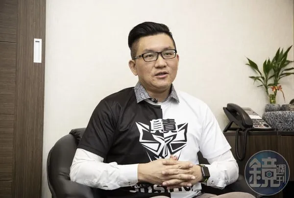 童仲彥以「了不起、負責」為梗，扮成紅姐批高房租促長「包養」亂象，網友只注意到阿童扮相。（本刊資料照）