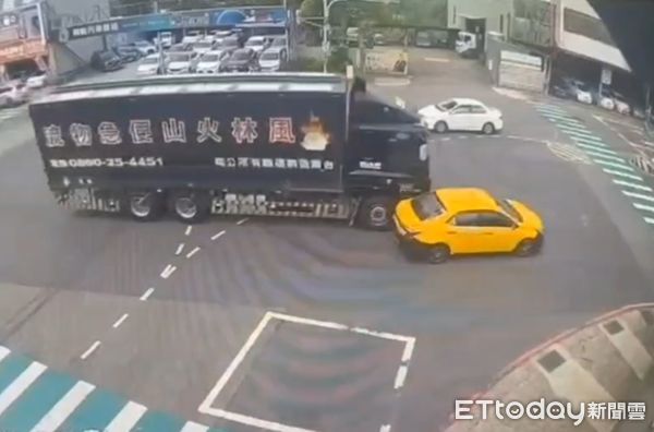 ▲大貨車向右偏移侵入計程車道發生碰撞。（圖／桃園警分局提供）