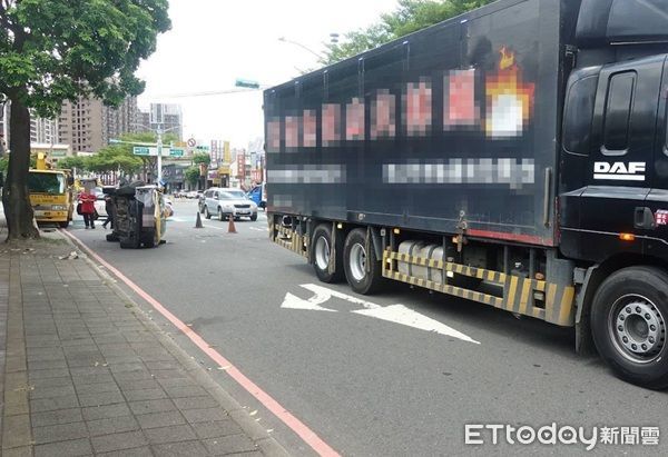 ▲▼造成計程車偏右撞上路樹後側翻於路中。（圖／桃園警分局提供）