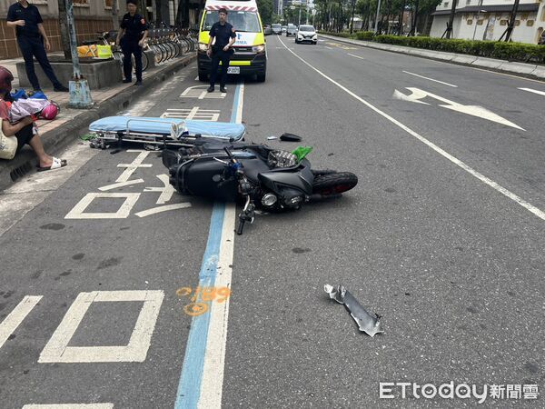 ▲▼騎士自撞路緣，斷2手指跟大腿骨折             。（圖／記者陳以昇翻攝）
