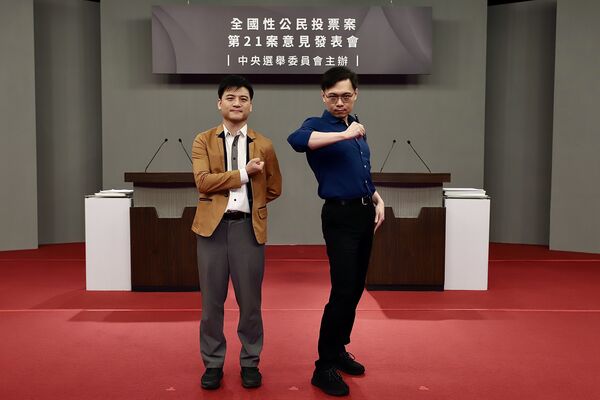 ▲核三公投第3場說明會11日下午登場，反方代表為綠黨召集人甘崇緯（左）、正方代表「核能流言終結者」創辦人黃士修。（圖／中選會提供）