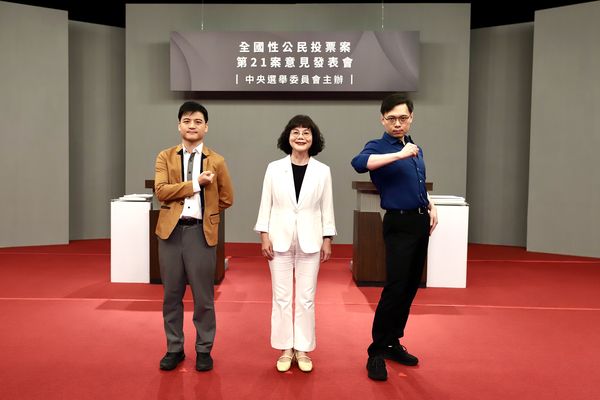 ▲▼核三公投第三場說明會，中選會委員陳月端、反方代表台灣綠黨第23屆共同召集人甘崇緯、正方代表「核能流言終結者」創辦人黃士修。（圖／中選會提供）