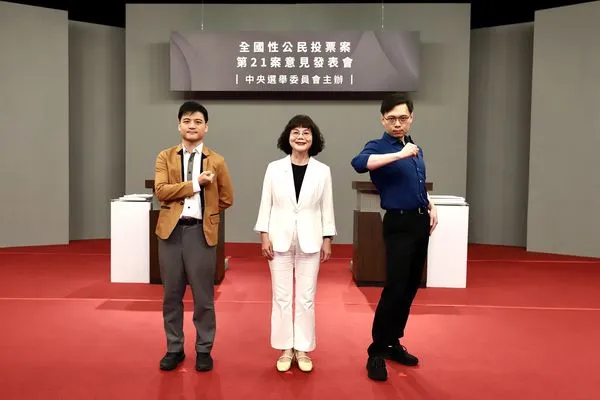 ▲▼核三公投第三場說明會，中選會委員陳月端、反方代表台灣綠黨第23屆共同召集人甘崇緯、正方代表「核能流言終結者」創辦人黃士修。（圖／中選會提供）