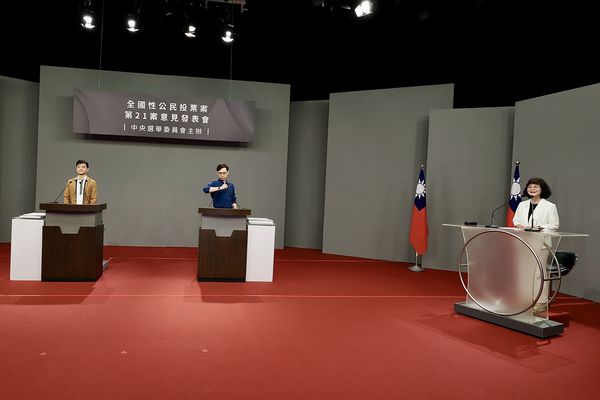 ▲▼核三公投第三場說明會，中選會委員陳月端、反方代表台灣綠黨第23屆共同召集人甘崇緯、正方代表「核能流言終結者」創辦人黃士修。（圖／中選會提供）