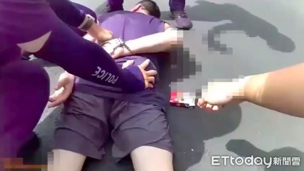 ▲▼毒駕的葉男被警方壓制上銬逮捕，肇事車輛車窗玻璃被員警敲破，警方依公共危險罪將葉男移送偵辦             。（圖／記者陳以昇翻攝）