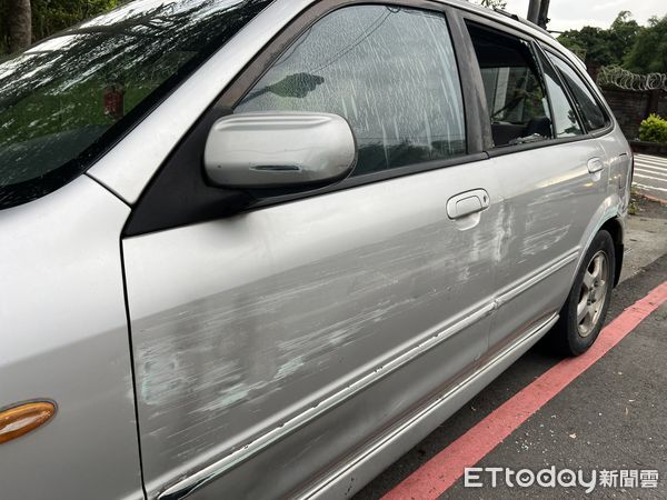 ▲▼毒駕的葉男被警方壓制上銬逮捕，肇事車輛車窗玻璃被員警敲破，警方依公共危險罪將葉男移送偵辦             。（圖／記者陳以昇翻攝）