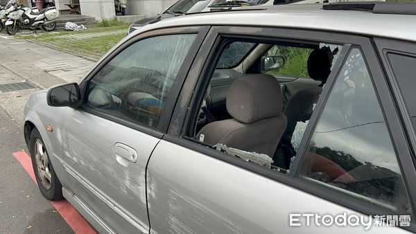 ▲▼毒駕的葉男被警方壓制上銬逮捕，肇事車輛車窗玻璃被員警敲破，警方依公共危險罪將葉男移送偵辦             。（圖／記者陳以昇翻攝）