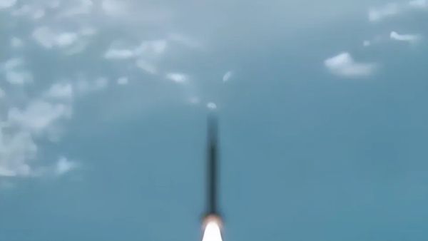 ▲▼中國官媒再次公開東風-100超音速巡航導彈，其發射畫面刻意使用模糊處理。（圖／翻攝自央視）