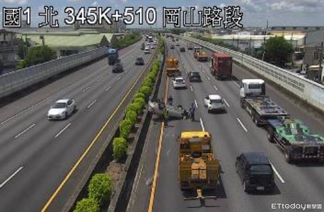 快訊／國1北上路段轎車撞護欄翻覆　2人自行爬出