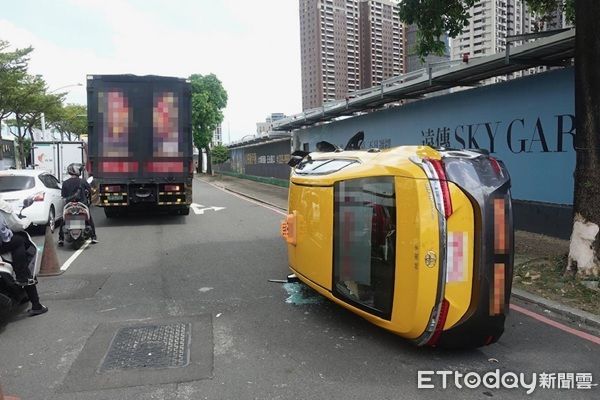 桃園大貨車偏移車道　計程車遭擦撞撞路樹側翻！2人受傷