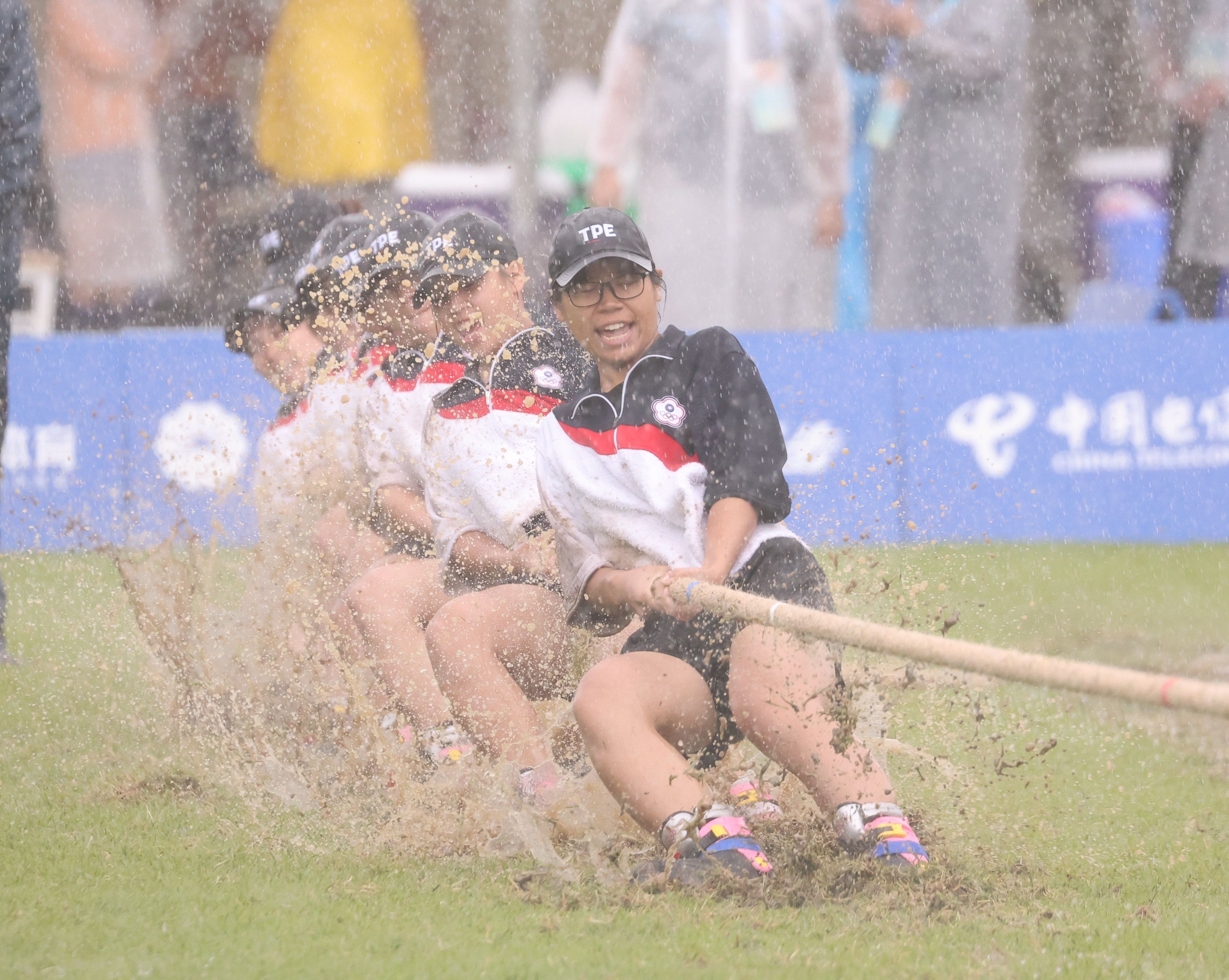 ▲▼成都世運會，中華女子拔河隊6連霸，教練郭昇坐輪椅冒雨督軍。（圖／中華奧會提供）