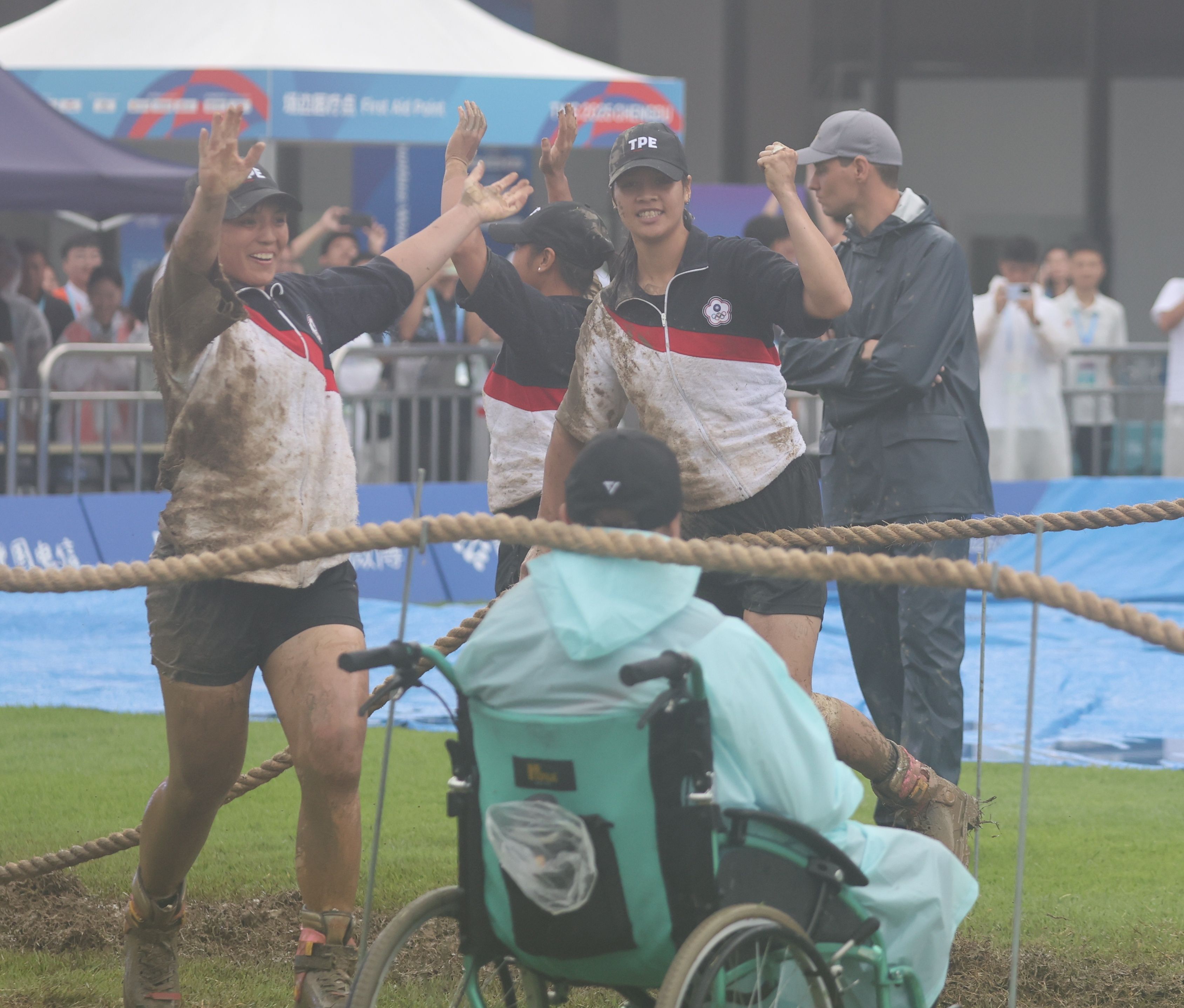 ▲▼成都世運會，中華女子拔河隊6連霸，教練郭昇坐輪椅冒雨督軍。（圖／中華奧會提供）