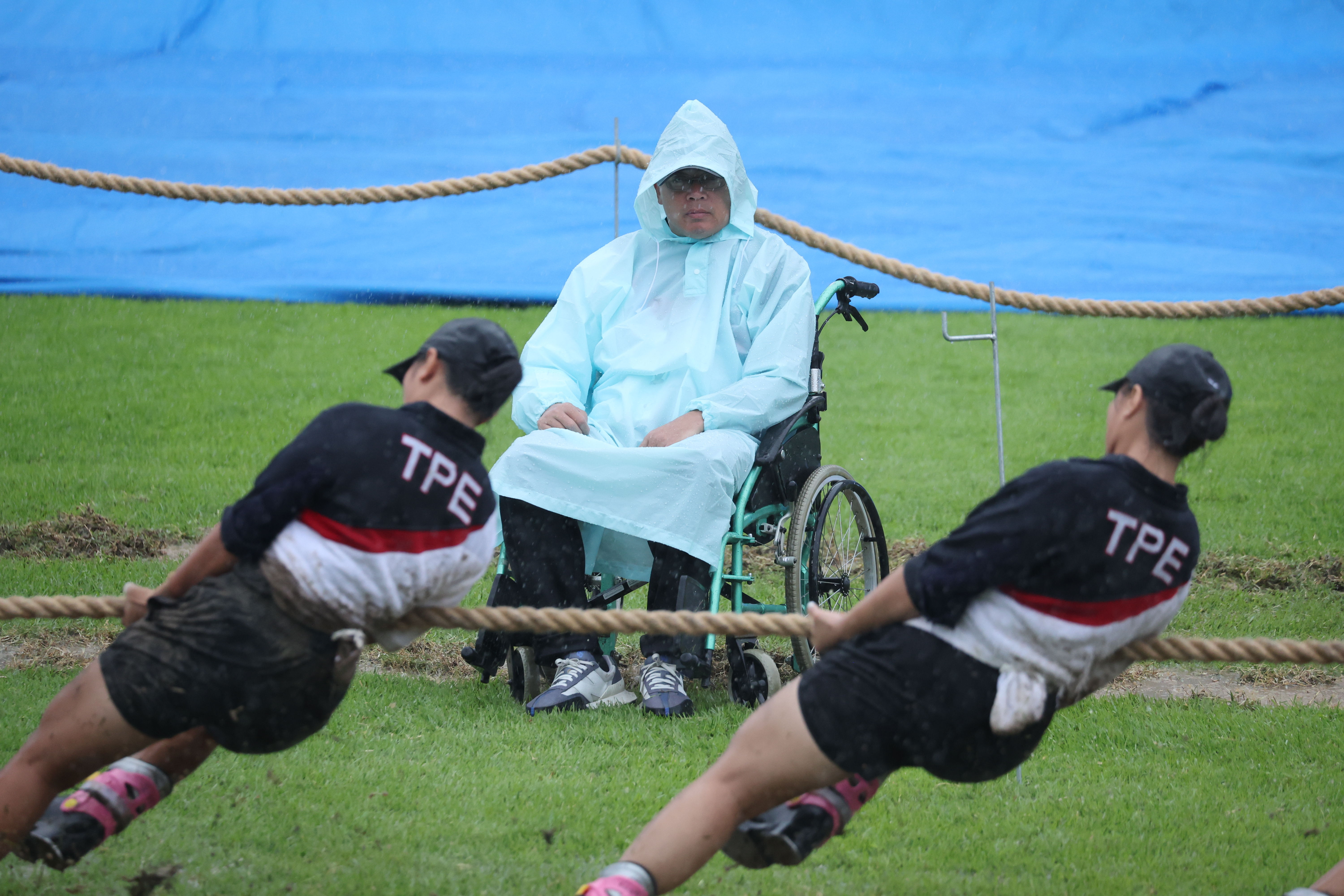 ▲▼成都世運會，中華女子拔河隊6連霸，教練郭昇坐輪椅冒雨督軍。（圖／中華奧會提供）