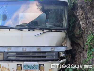 蘭嶼預拌混凝土車自撞山壁 駕駛受困明顯死亡
