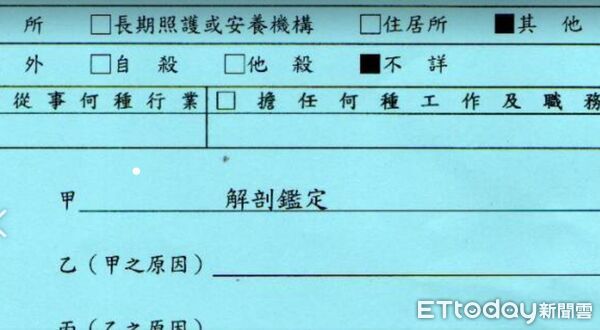 ▲彰化7歲女童媽媽指女兒遺體解剖後疑似舌頭與咽喉消失。（圖／記者唐詠絮攝 媽媽提供）