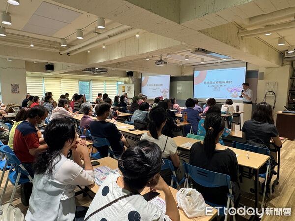 ▲雙胞胎姊姊也罹患卵巢癌，抗癌鬥士勉勵病友勇敢對抗病魔。（圖／記者游瓊華翻攝）