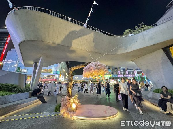 ▲中山站1號出口2樓觀景平台,中山站1號出口,中山站日系市集。（圖／記者彭懷玉攝）