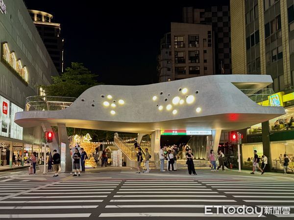 ▲中山站1號出口2樓觀景平台,中山站1號出口,中山站日系市集。（圖／記者彭懷玉攝）