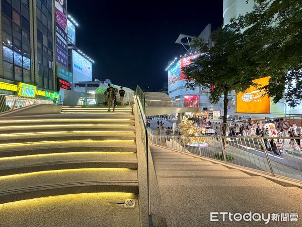 ▲中山站1號出口2樓觀景平台,中山站1號出口,中山站日系市集。（圖／記者彭懷玉攝）