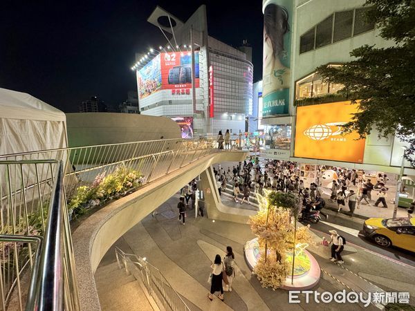 ▲中山站1號出口2樓觀景平台,中山站1號出口,中山站日系市集。（圖／記者彭懷玉攝）