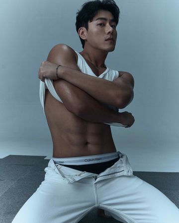 ▲李程彬大秀健身一年的巨肌。（圖／東旭九翔娛樂提供）