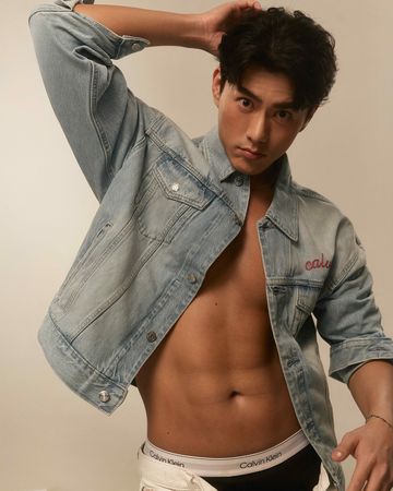 ▲李程彬大秀健身一年的巨肌。（圖／東旭九翔娛樂提供）