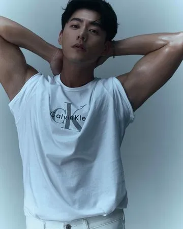 ▲李程彬大秀健身一年的巨肌。（圖／東旭九翔娛樂提供）