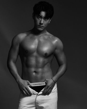 ▲李程彬大秀健身一年的巨肌。（圖／東旭九翔娛樂提供）