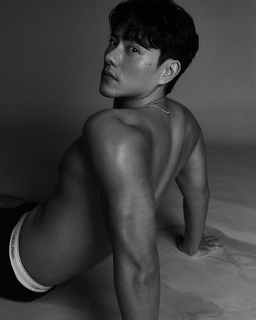 ▲李程彬大秀健身一年的巨肌。（圖／東旭九翔娛樂提供）