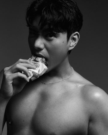 ▲李程彬大秀健身一年的巨肌。（圖／東旭九翔娛樂提供）