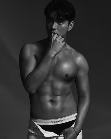 ▲李程彬大秀健身一年的巨肌。（圖／東旭九翔娛樂提供）