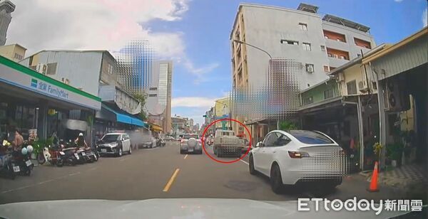 ▲山東街看到不少放在馬路上的三角錐            。（圖／記者吳奕靖攝）