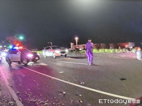 ▲枋寮鄉台一線自小客車翻車事故。（圖／記者陳崑福翻攝）