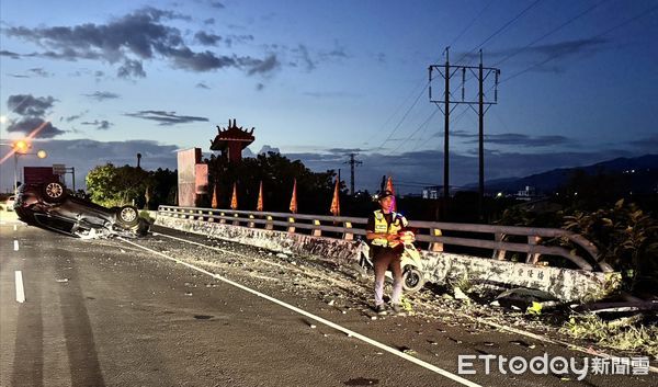 ▲枋寮鄉台一線自小客車翻車事故。（圖／記者陳崑福翻攝）
