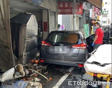 ▲▼邱男駕車衝撞米苔目名店，店內器具嚴重損壞。（圖／記者翁伊森翻攝）