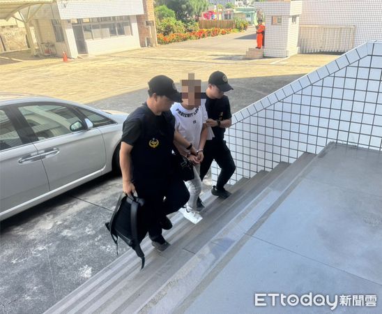 ▲安檢人員逮獲李姓通緝犯。（圖／記者陳崑福翻攝）