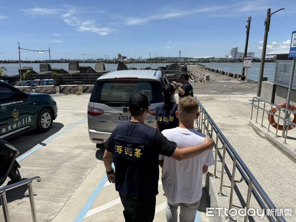 ▲安檢人員逮獲李姓通緝犯。（圖／記者陳崑福翻攝）