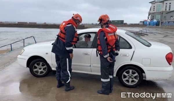 ▲楊柳颱風即將侵台，海巡署呼籲民眾且莫到海岸觀浪以免受罰。（圖／記者張君豪翻攝）