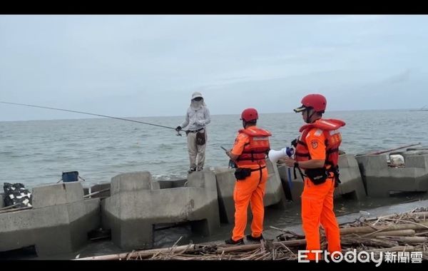 ▲楊柳颱風即將侵台，海巡署呼籲民眾且莫到海岸觀浪以免受罰。（圖／記者張君豪翻攝）