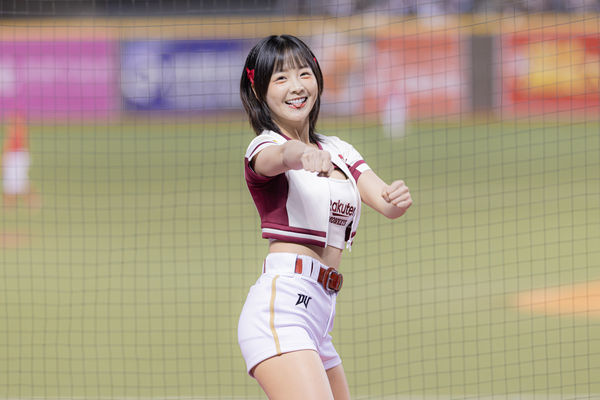 ▲▼籃籃幫猿氣別上蝴蝶結。（圖／樂天桃猿提供）